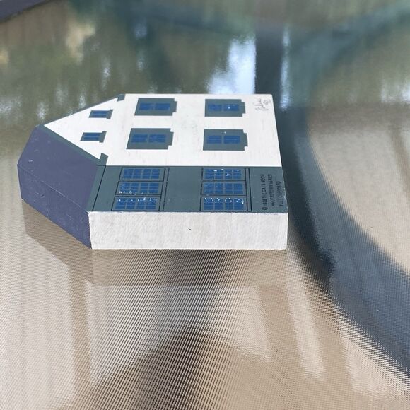 Yule Cupboard ~ Hagerstown Series Faline Cat’s Meow 1991 Shelf Sitter Signed - Picture 6 of 6